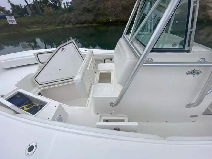  Yacht Photos Pics 2007 Regulator 29 FS boat interior with open storage compartments.