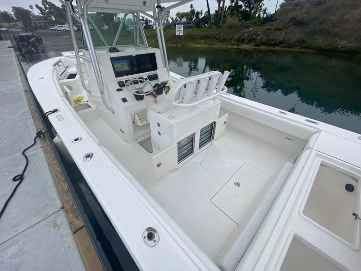  Yacht Photos Pics 2007 Regulator 29 FS boat docked, featuring a spacious deck and modern control panel.