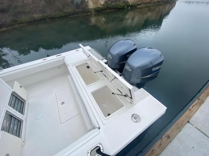  Yacht Photos Pics 2007 Regulator 29 FS boat with twin Yamaha outboard engines docked by the water.