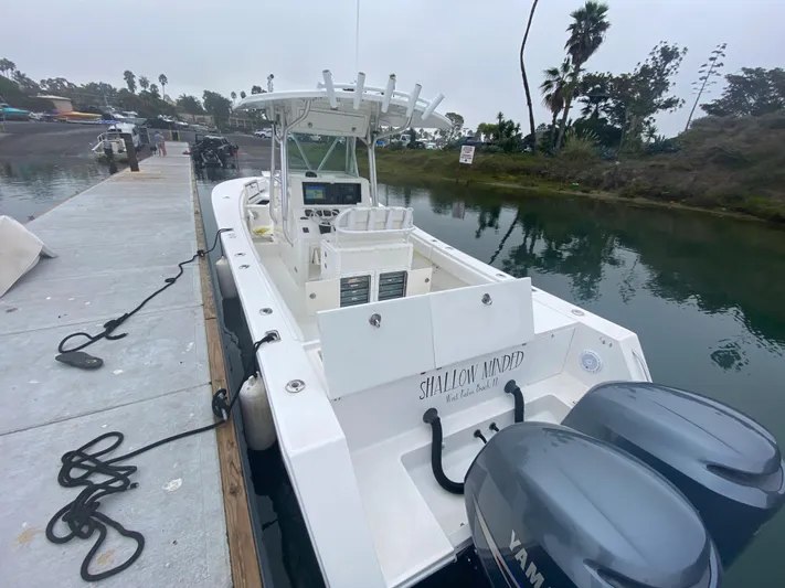 Yacht Photos Pics 2007 Regulator 29 FS boat docked with twin Yamaha engines.
