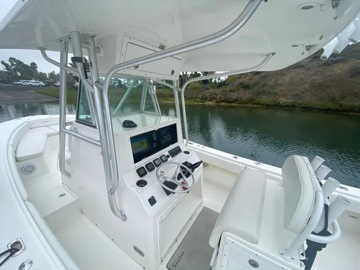  Yacht Photos Pics 2007 Regulator 29 FS boat cockpit with helm station and seating.