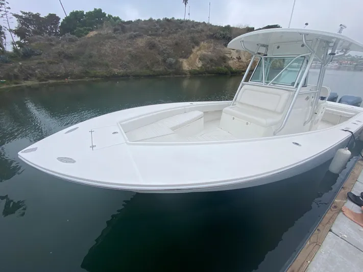  Yacht Photos Pics 2007 Regulator 29 FS boat docked in calm waters.