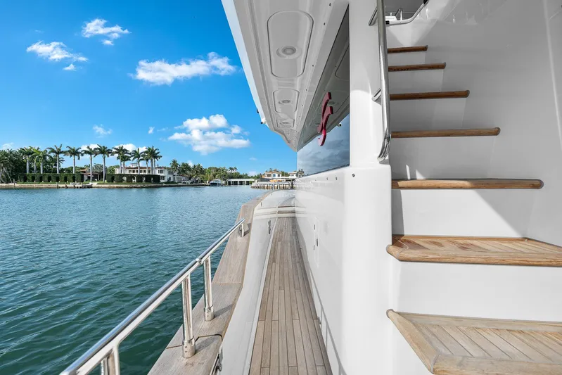 Baze Yacht Photos Pics 