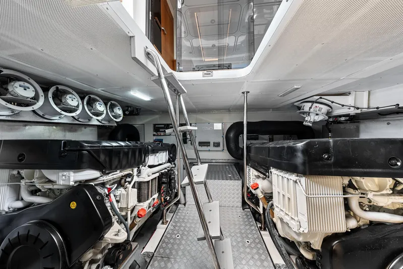 Baze Yacht Photos Pics 