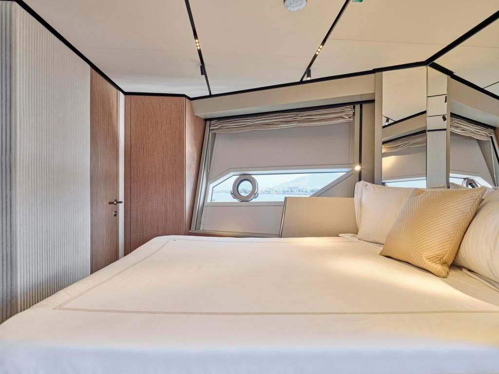 2022 Ferretti Yachts 72 