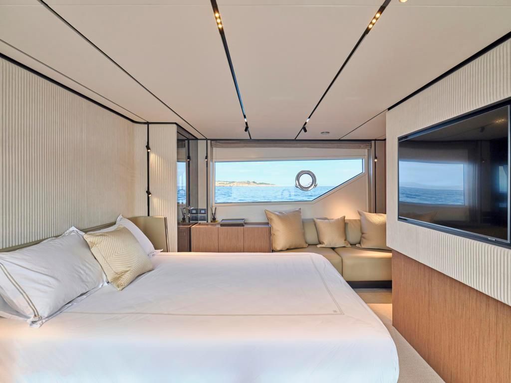 2022 Ferretti Yachts 72 