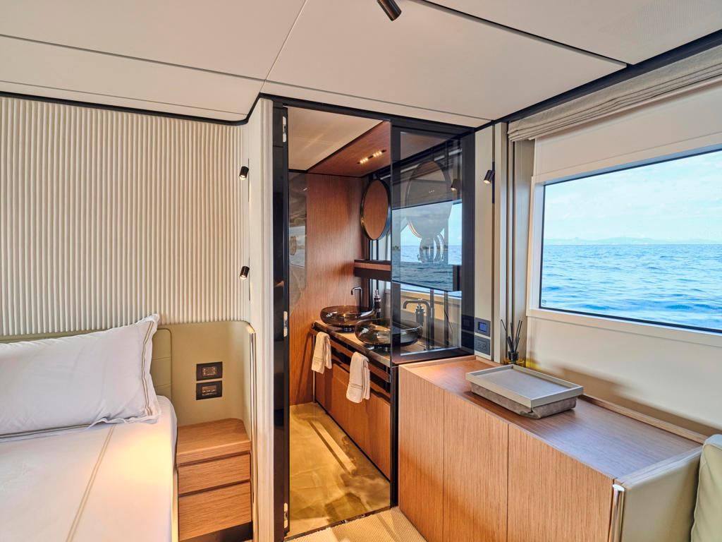 2022 Ferretti Yachts 72 
