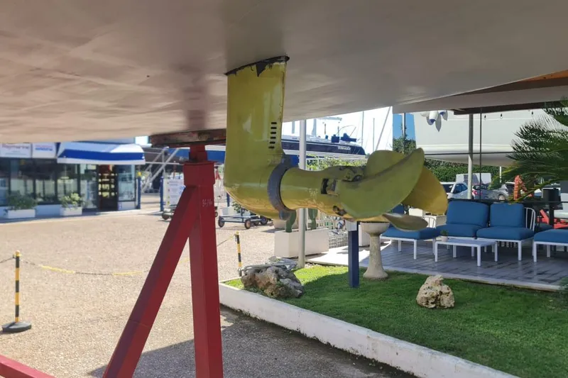  Yacht Photos Pics Hanse 400e 2010 sailboat propeller on display in a marina setting.