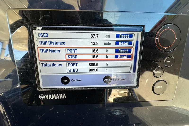 Soul Mates Yacht Photos Pics Yamaha display on 2016 Pursuit DC 325 Dual Console showing trip and total hours.