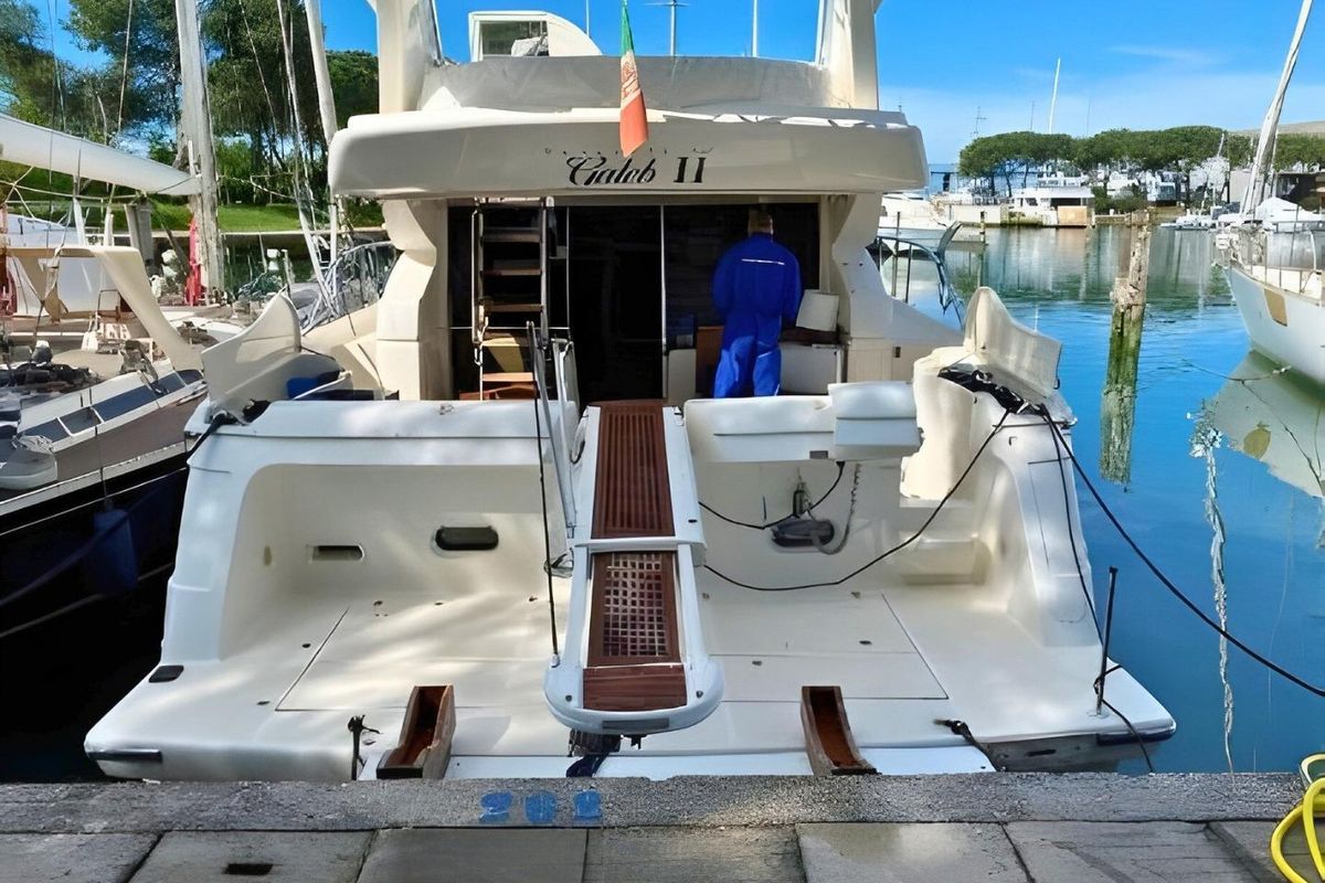 2005 Ferretti Yachts 55 