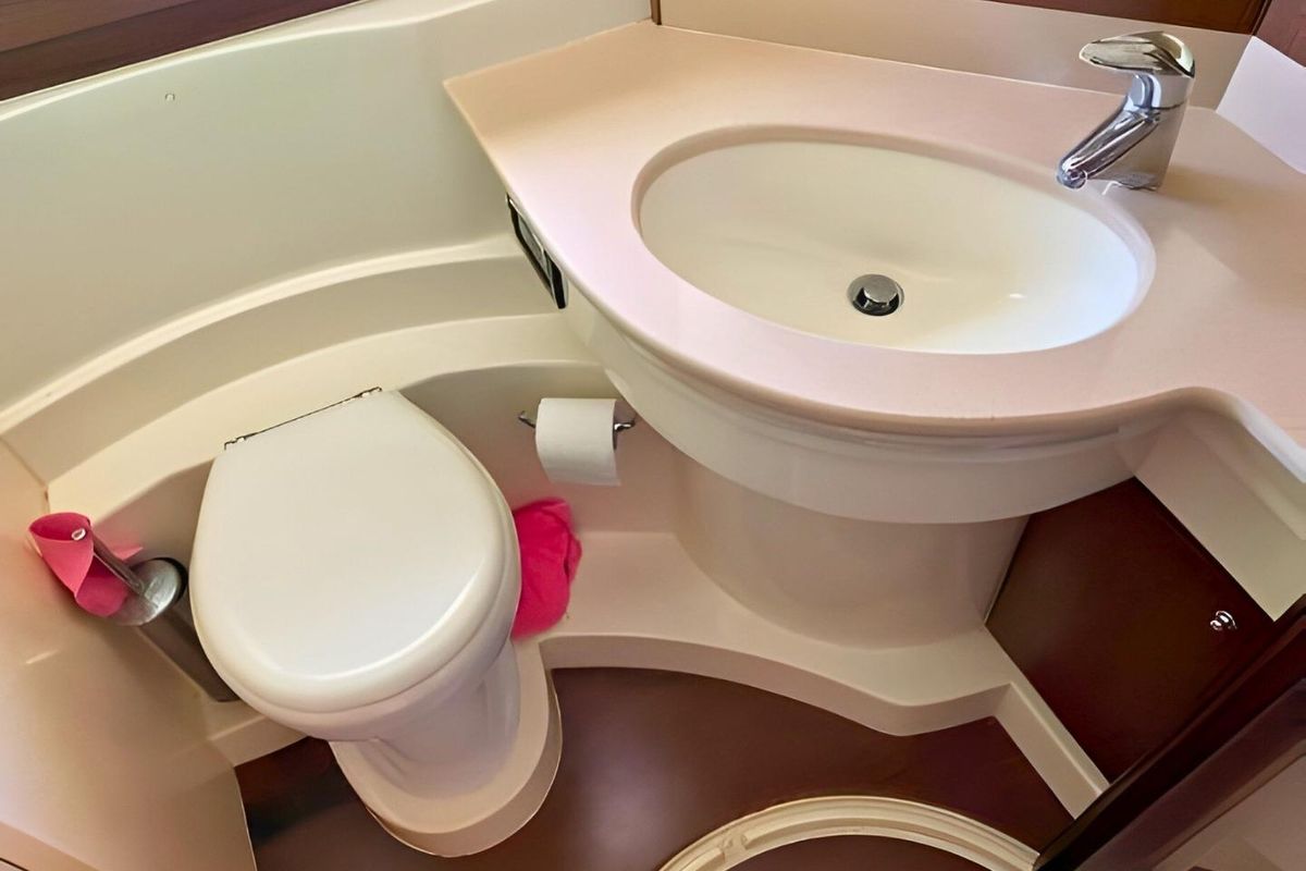 2005 Ferretti Yachts 55 