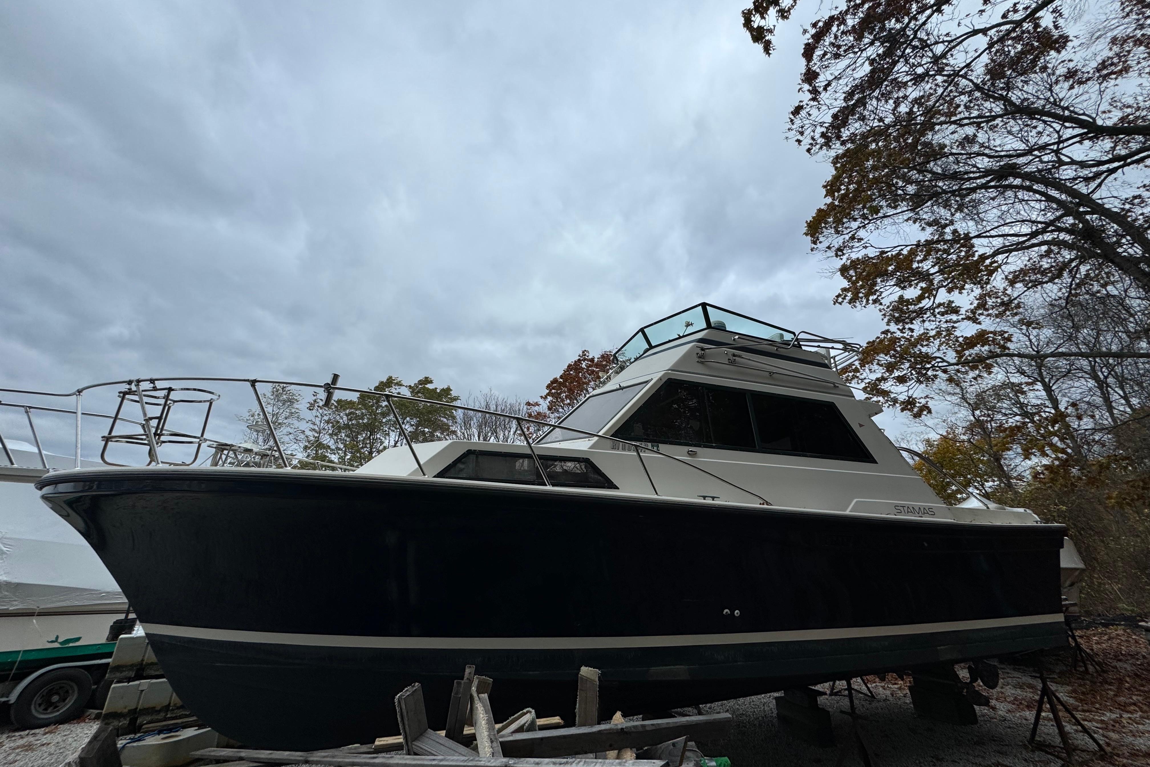 Stamas Flybridge Sedan