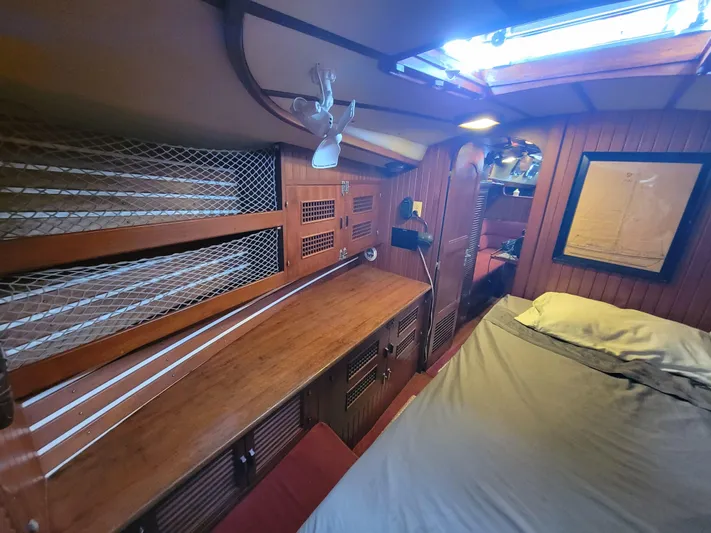Searcher Yacht Photos Pics Cozy 1981 Tayana Vancouver 42 yacht cabin with wooden interior and skylight.