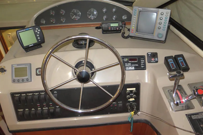 Mokikem Yacht Photos Pics Lower helm.