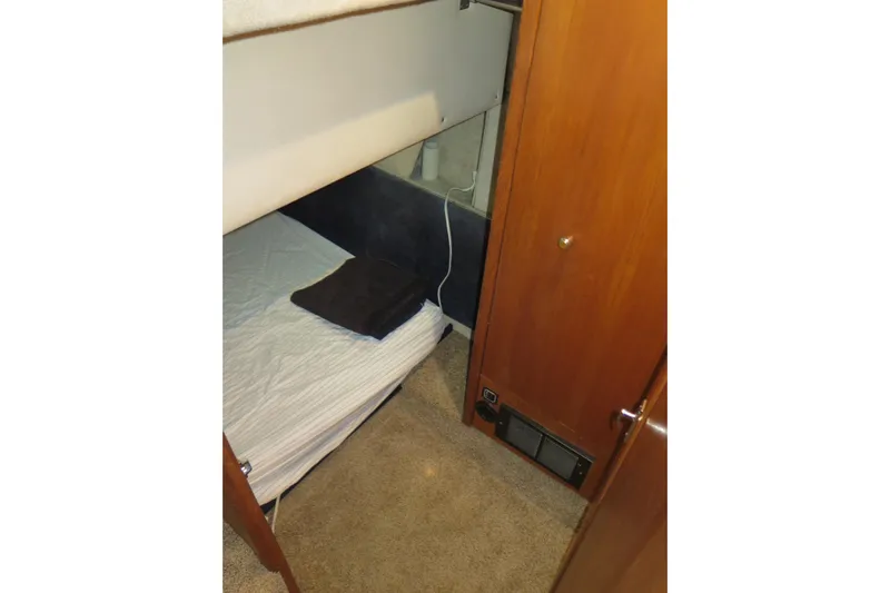 Mokikem Yacht Photos Pics Second stateroom with mural across foot of berth.