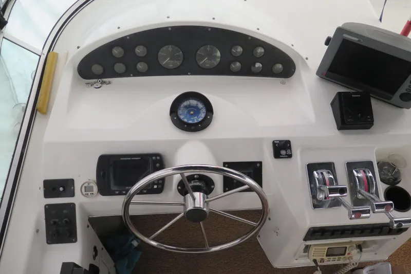 Mokikem Yacht Photos Pics Command bridge helm.