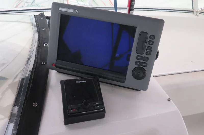 Mokikem Yacht Photos Pics Raymarine GPS/chartplotter and autopilot.