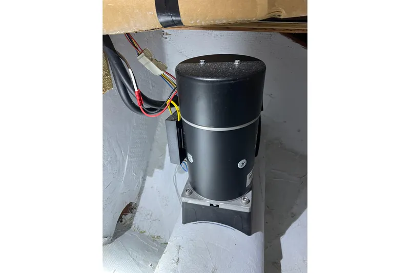 Mokikem Yacht Photos Pics Bow thruster.