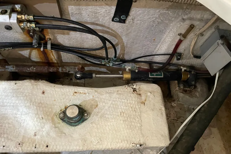 Mokikem Yacht Photos Pics Dual station hydraulic steering system with Raymarine autopilot.