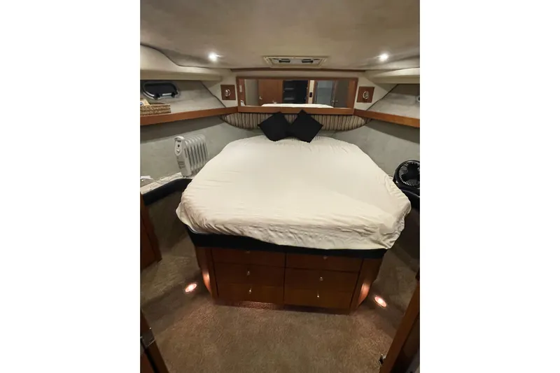 Mokikem Yacht Photos Pics Master stateroom with center mounted queen berth.