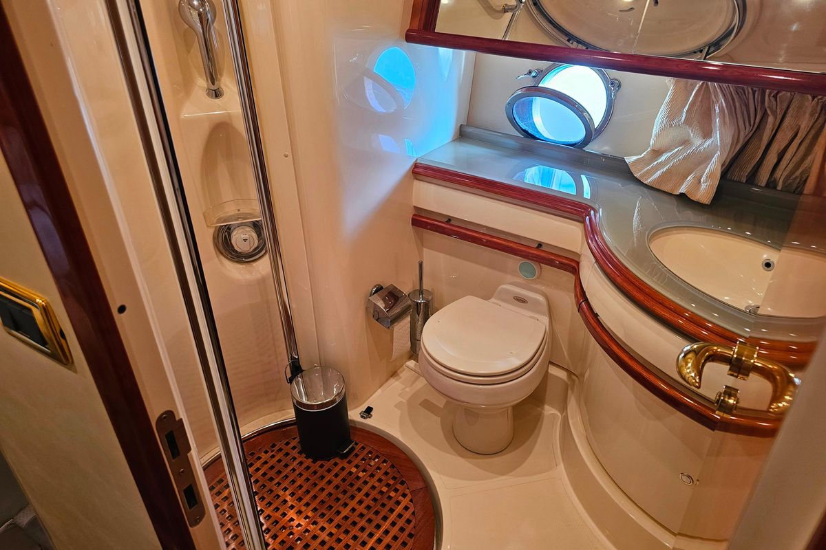 2004 Azimut 57 