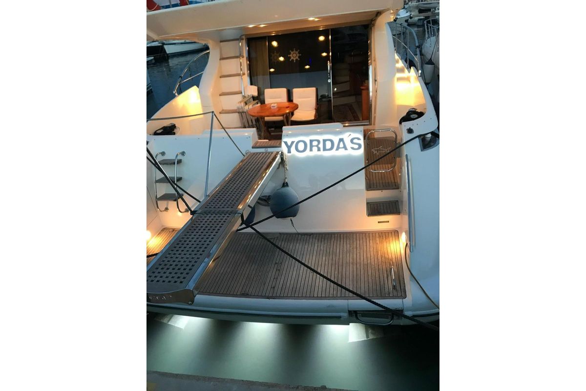 2004 Azimut 57 