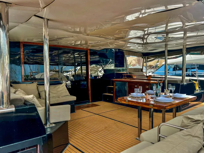 Octopus Yacht Photos Pics 2017 Fountaine Pajot Ipanema 58 Power Catamaran interior with dining area and seating.