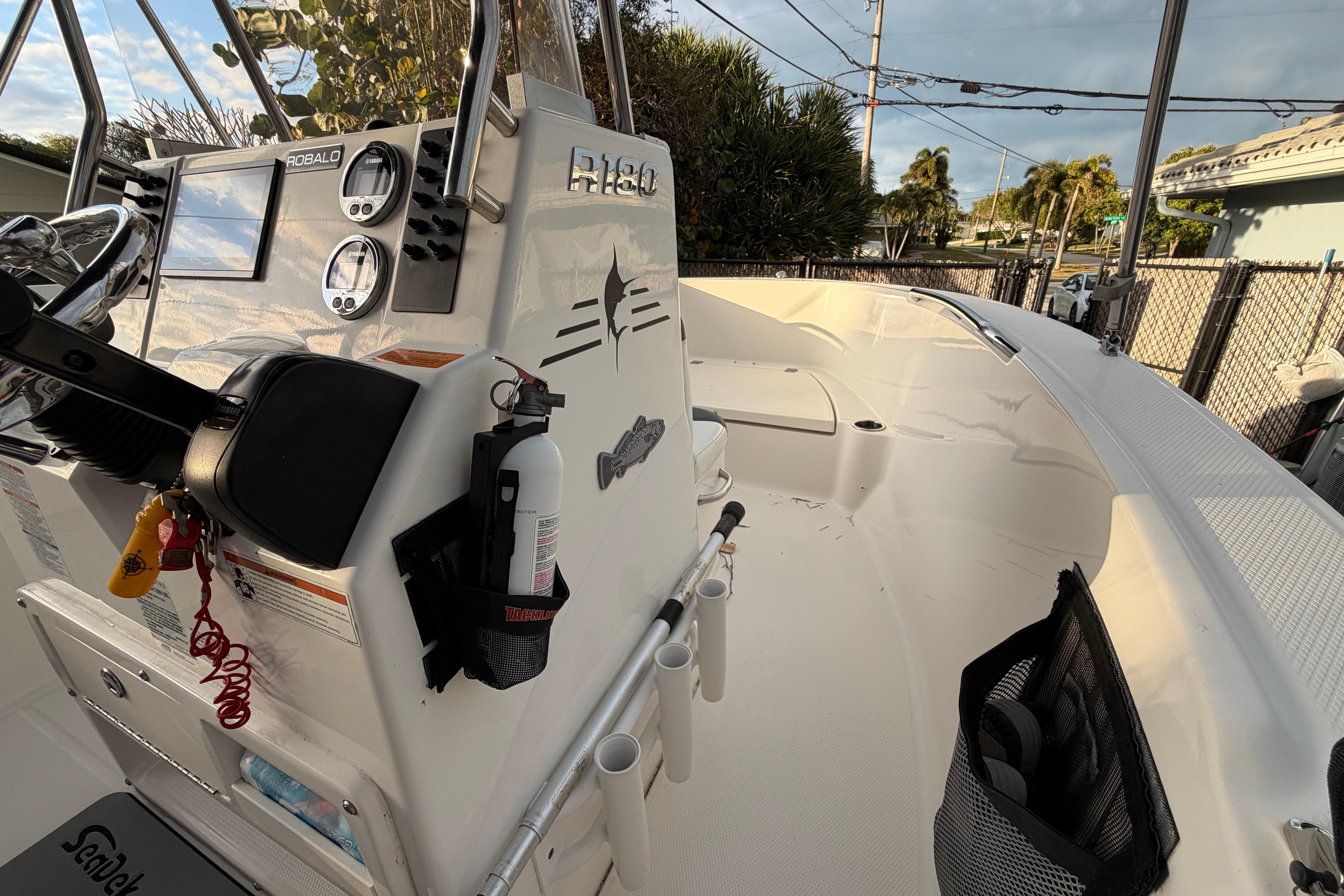2018 Robalo R180 Center Console - Image 11