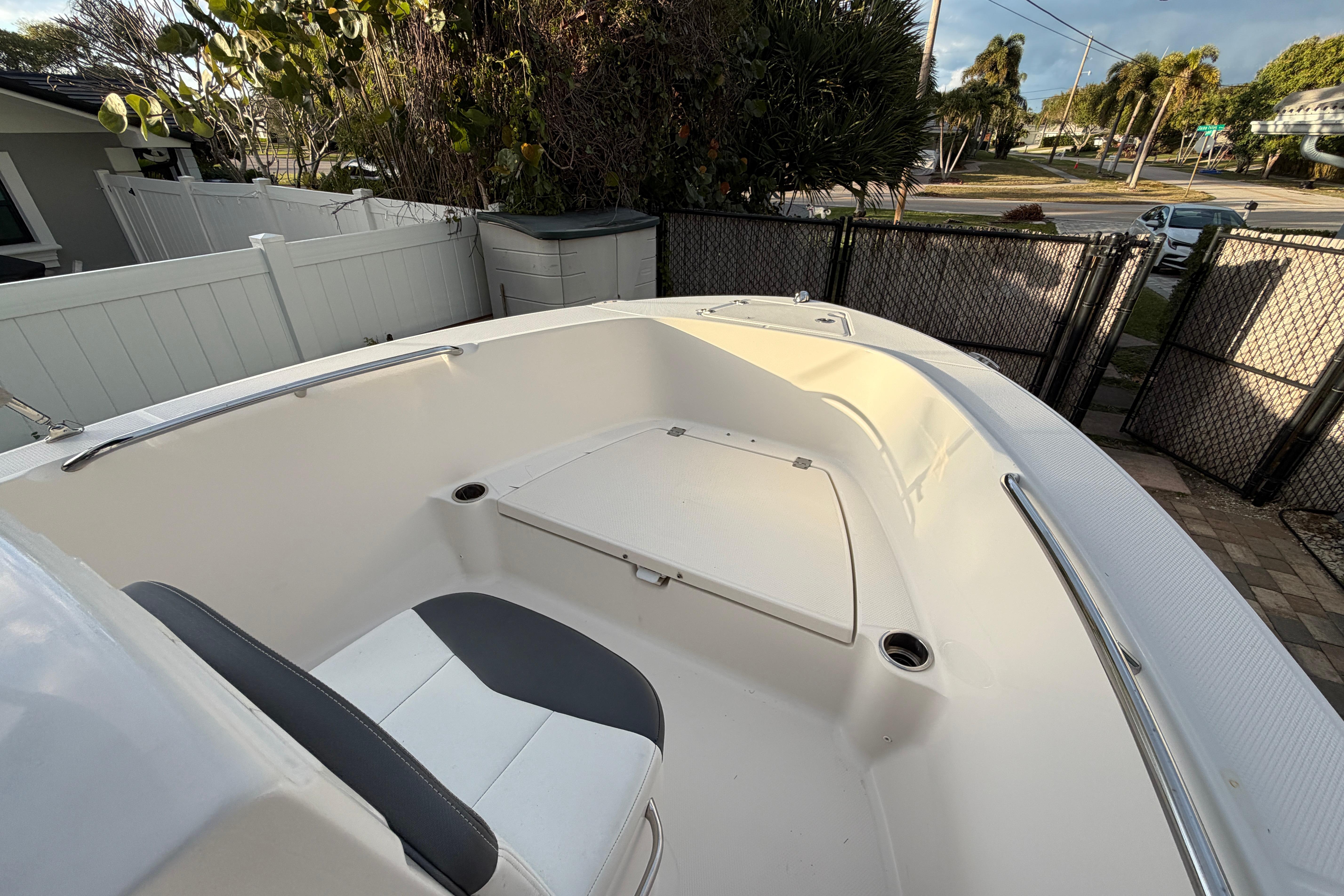2018 Robalo R180 Center Console - Image 12