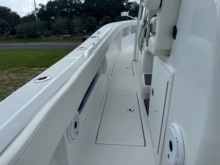  Yacht Photos Pics 2023 Front Runner 36 Center Console boat interior, showcasing sleek design and spacious layout.