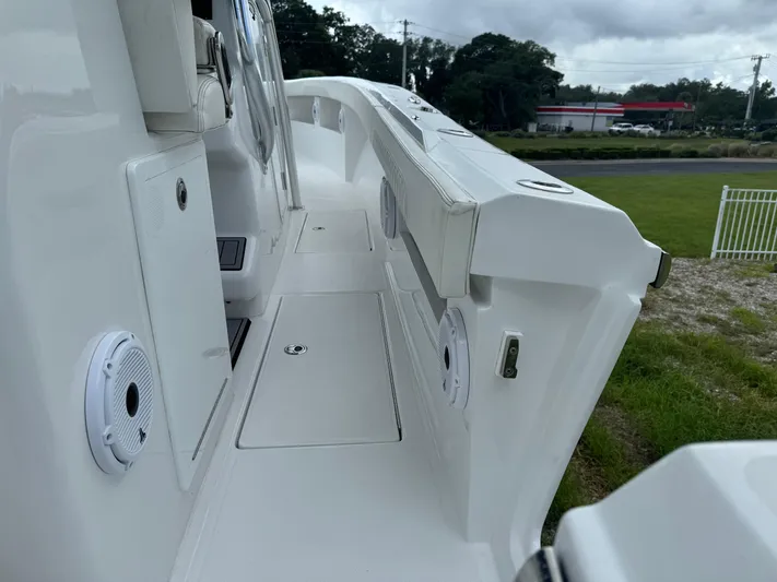  Yacht Photos Pics 2023 Front Runner 36 Center Console boat deck, featuring sleek design and modern amenities.