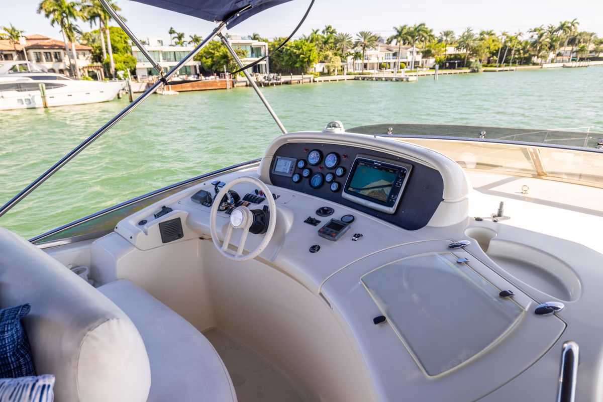 2005 Azimut 68 