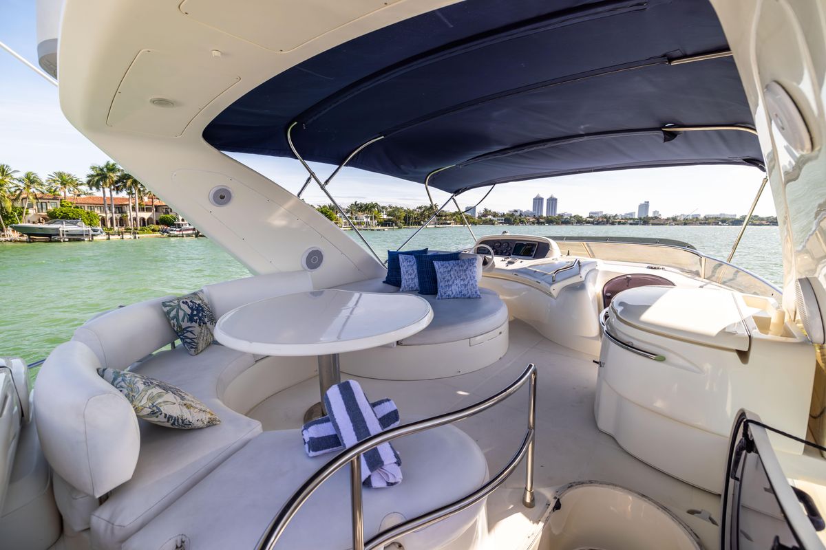 2005 Azimut 68 