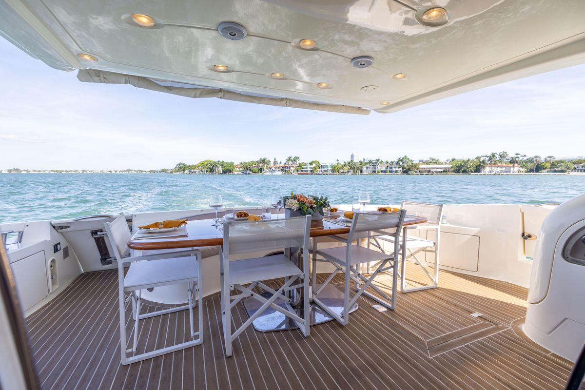 2005 Azimut 68 