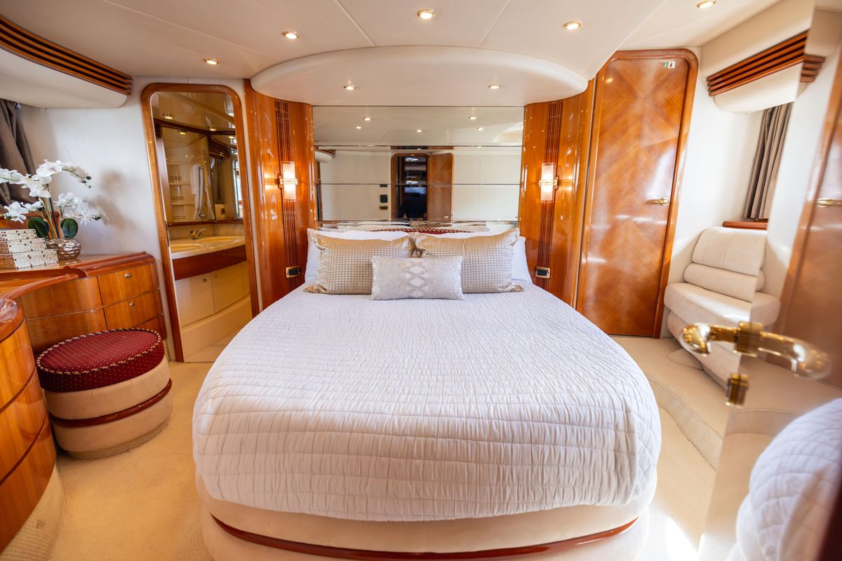 2005 Azimut 68 