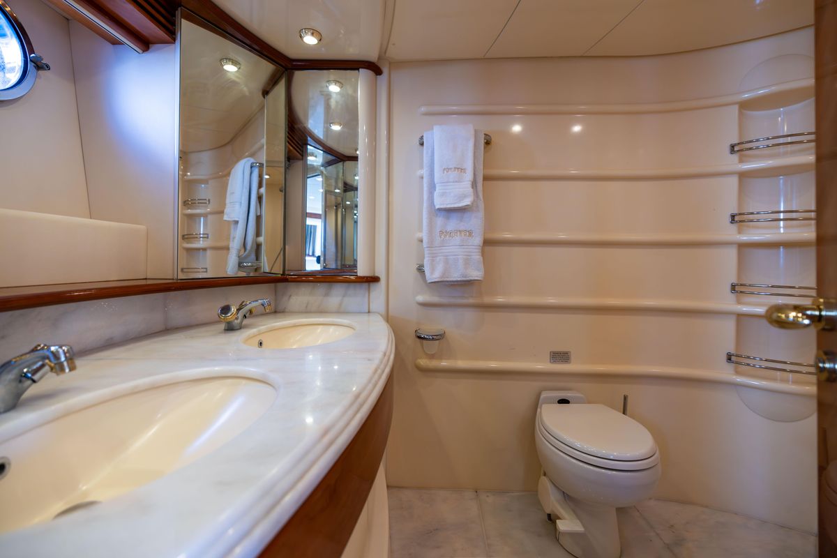 2005 Azimut 68 