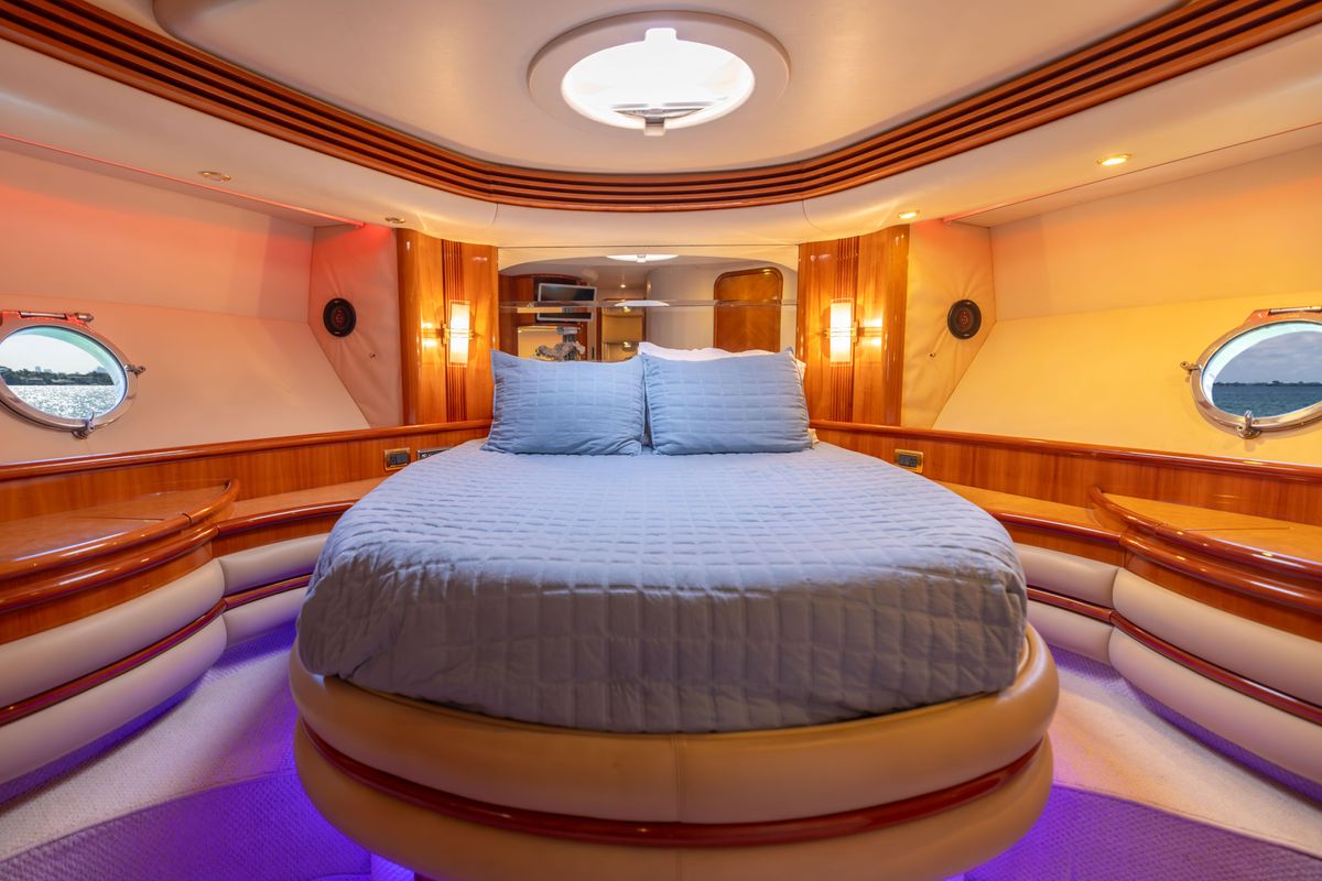 2005 Azimut 68 