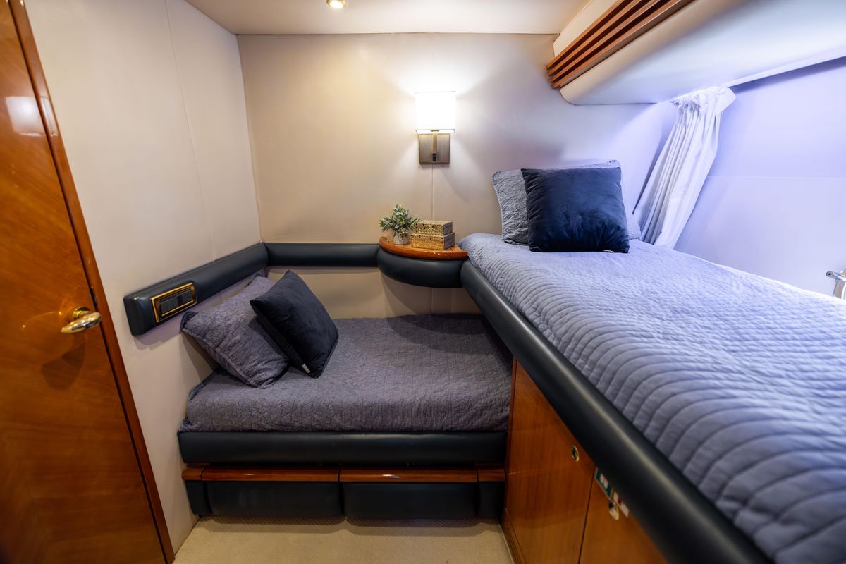 2005 Azimut 68 