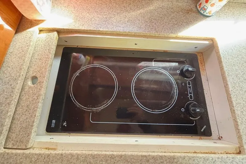  Yacht Photos Pics Built-in stovetop on 2005 Regal Commodore 4260 yacht kitchen counter.