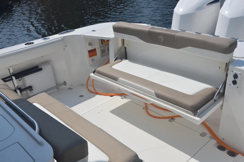 Wild Luck Yacht Photos Pics Edgewater 37 Wild Luck- Hull Seating