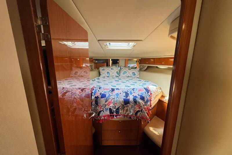 Rose Yacht Photos Pics Interior cabin of 2001 Sea Ray 540 Sundancer with cozy bed and wooden furnishings.