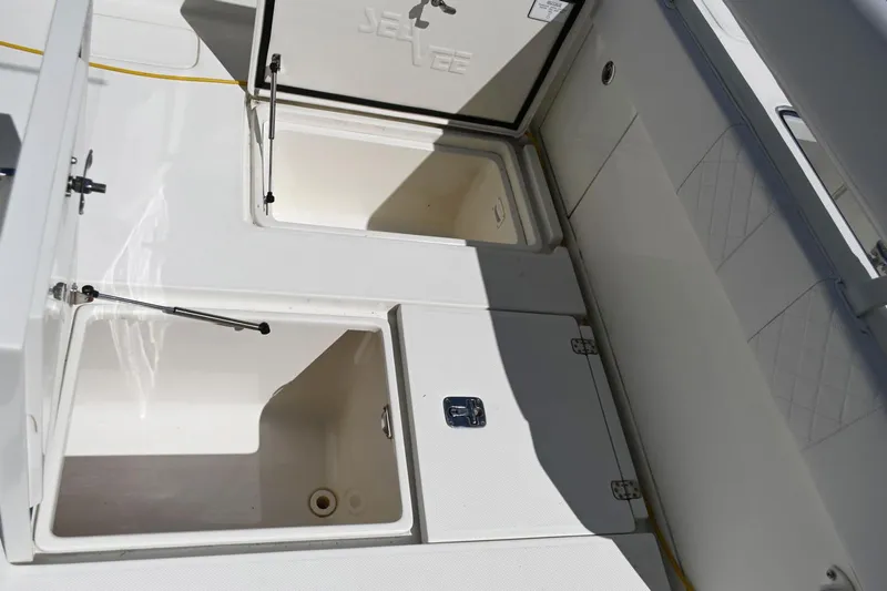  Yacht Photos Pics 2016 SeaVee 340Z boat storage compartments, open and spacious design.