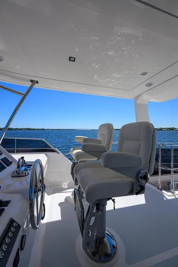 Fluke Yacht Photos Pics 2020 Kadey-Krogen 54 Summit Motoryacht helm with ocean view and luxurious seating.