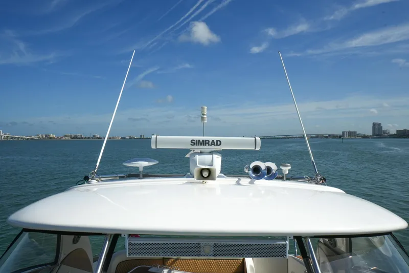  Yacht Photos Pics 2001 Sea Ray 510 Sundancer yacht with Simrad radar on open water.