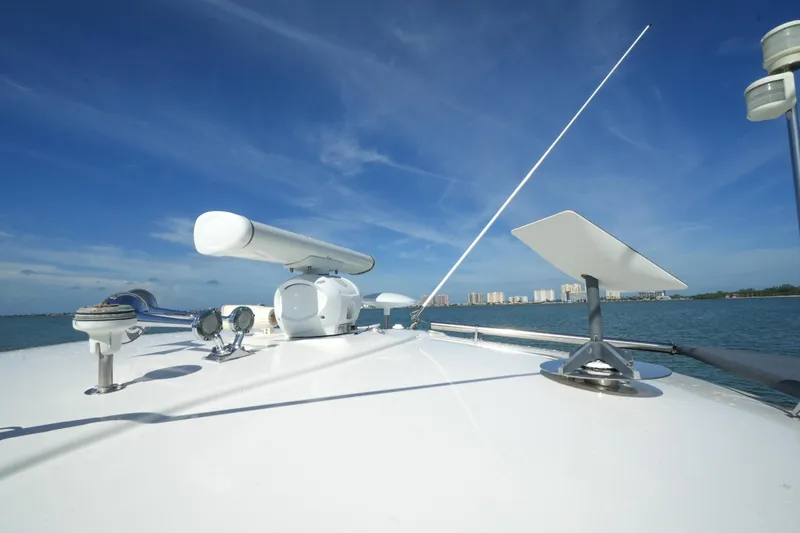  Yacht Photos Pics 2001 Sea Ray 510 Sundancer yacht deck with radar and antennas under clear blue sky.