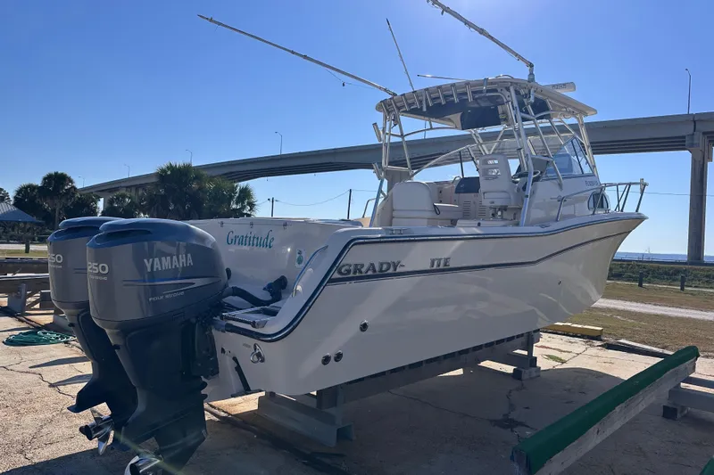  Yacht Photos Pics 2007 Grady-White Marlin 300 boat with twin Yamaha 250 engines on display.