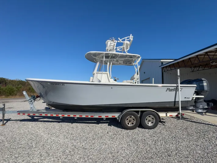 Parker 2801 With Tower And Trailer! Yacht Photos Pics Parker 2801 boat 2022 on trailer, blue sky.