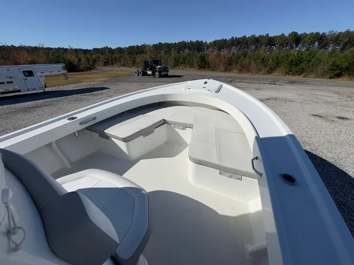 Parker 2801 With Tower And Trailer! Yacht Photos Pics Parker 2801 boat 2022 with spacious outdoor seating area.