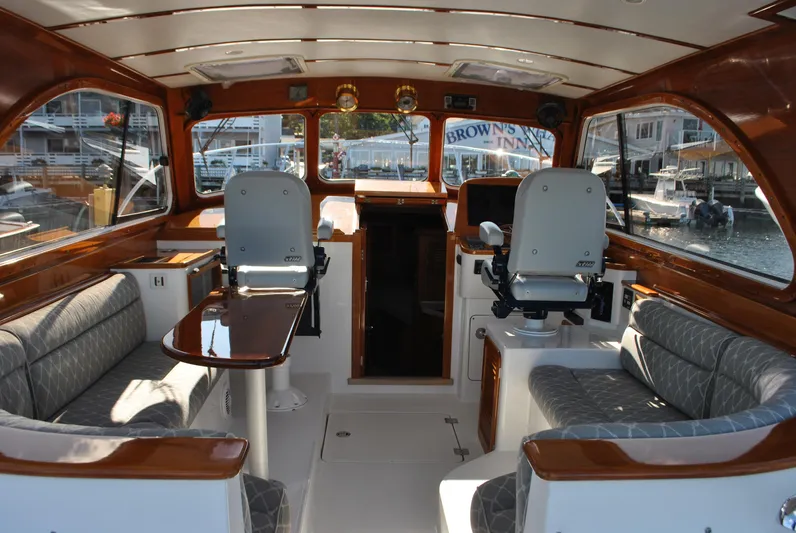 Elise Yacht Photos Pics Salon/Pilothouse