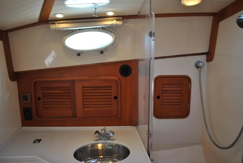 Elise Yacht Photos Pics Head